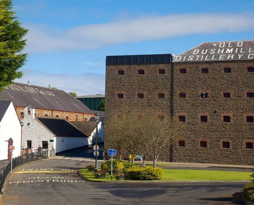 Nhà máy chưng cất rượu whisky Whyte & Mackay trên Đảo Jura, Scotland, sẽ là nơi thử nghiệm đầu tiên về lớp phủ dựa trên vi khuẩn để bảo vệ các tòa nhà khỏi bị xói mòn bởi các yếu tố