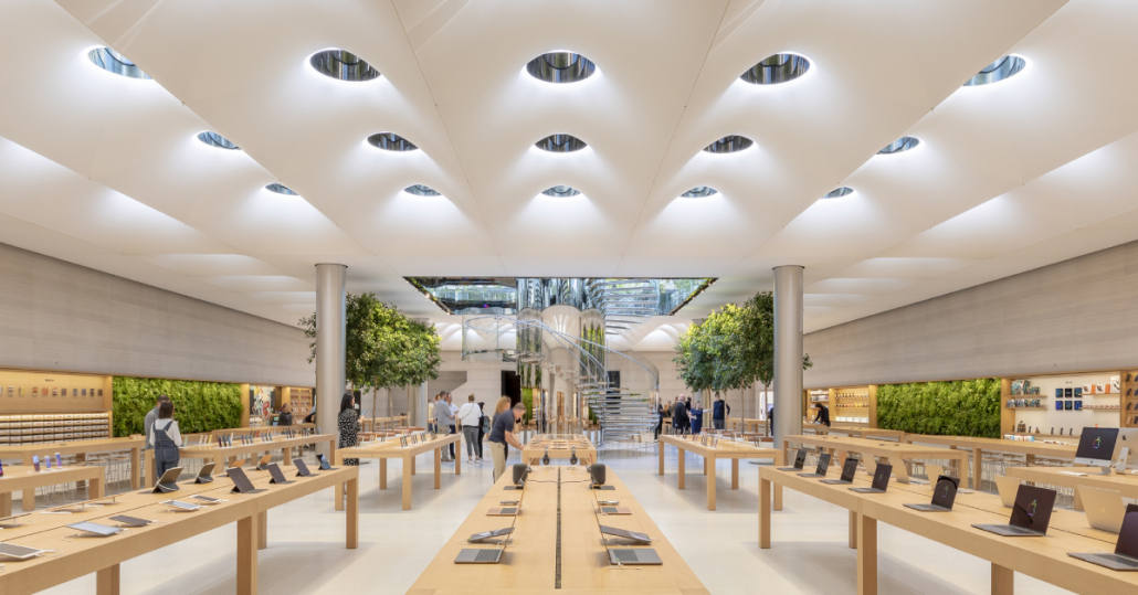 Thiết kế nội thất của Apple BKC được phá cách bởi cây xanh và những cột đá lớn